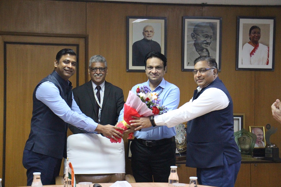 Shri Vipul Goel, JS (ARI), Ministry of MSME being welcomed by Shri Kartikeya Sinha, Director (P&M), NSIC and Shri Gaurav Gulati, Director (Finance), NSIC on assuming the additional charge as Chairman-cum-Managing Director (CMD) of the National Small Industries Corporation Limited (NSIC).