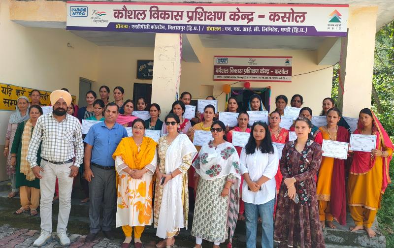राष्ट्रीय लघु उद्योग निगम (एनएसआईसी) का हिमाचल प्रदेश के मण्डी स्थित प्रशिक्षण संस्थान, एनटीपीसी कोलडैम के सौजन्य से ग्रामीण महिलाओं को स्वावलंबी बनाने में प्रयासरत है। एनटीपीसी कोलडैम द्वारा सामुदायिक विकास कार्यों के अंतर्गत एनएसआईसी मण्डी के माध्यम से कसोल गाँव में 25 महिलाओं को “ड्रैस मैकिंग” का 6 माह का नि:शुल्क प्रशिक्षण प्रदान किया गया। इस प्रशिक्षण में महिलाओं को एनएसआईसी द्वारा बच्चों व महिलाओं के विभिन्न प्रकार के वस्त्र डिजाइन करने एंव सिलने का प्रशिक्षण प्रदान किया गया। समापन समारोह के अवसर पर महिलाओं द्वारा प्रशिक्षण के दौरान बनाये गए कपड़ों व उत्पादों की प्रदर्शनी लगाई गई । समापन समारोह में एनटीपीसी द्वारा सभी प्रशिक्षुओं को प्रमाण पत्र, टेलरिंग किटें एंव सिलाईं मशीनें बांटी गई ताकि महिलायें स्वरोजगार अपनाकर सवाबलम्बी बन सकें। इस अवसर पर एनएसआईसी प्रबंधक लोकेश भाटिया ने बताया की कुछ महिलाओं ने प्रशिक्षण के दौरान ही घर से व्यावसायिक काम शुरू कर दिया है जिससे उनका आत्मविश्वास बढ़ा है और पारिवारिक खर्च में भागीदारी निभा रही हैं जिससे पता चलता है कि एनटीपीसी और एनएसआईसी के प्रयास सफल हो रहे हैं।