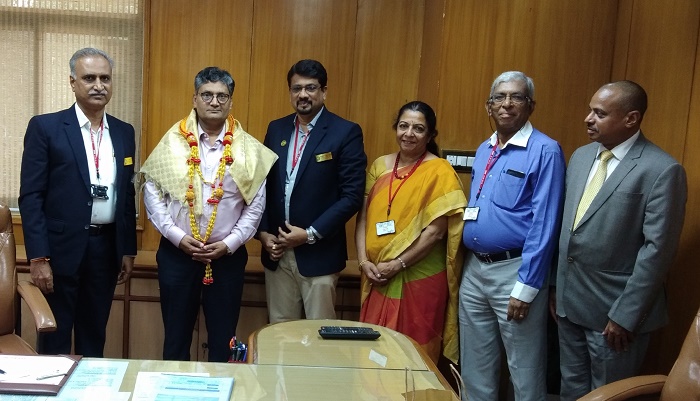 Shri R. Raja, Hon. Vice-President, Shri Ravikiran  Kulkarni, Hon.  General Secretary and other office bearers of Karnataka Small Scale Industries Association  (KASSIA) called on to congratulate Shri Sudhir Garg on assuming the charge of Chairman-cum-Managing Director of The National Small Industries Corporation Ltd.-NSIC. They briefed him about the initiatives taken by KASSIA for  MSMEs in their region and issues concerning MSMEs of Karnataka were also discussed.