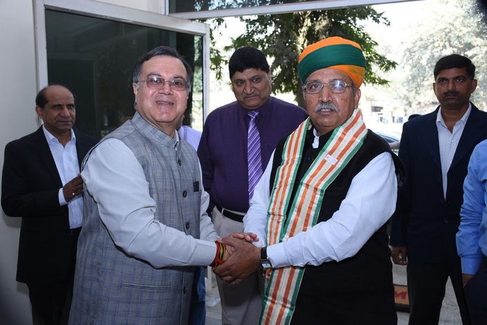 Sh. Ravindra Nath, CMD, NSIC welcomed Shri Arjun Ram Meghwal, Hon’ble Minister of State for Water Resources, Ganga Rejuvenation and Parliamentary Affairs during his visit to NSIC’s  Rapid Incubation Centre (RIC) for entrepreneurship creation and Advanced Training Centre for Skill Development at New Delhi. Sh. Nath apprised him about  how NSIC has been assisting micro and small enterprises in India and Abroad. He also apprised him of how NSIC’s Technical  Centers are creating self-employment opportunities for the youth and also promoting setting up of new MSMEs in the country.
Hon’ble Minister Sh. Arjun Ram Meghwal showed keen interest in the simple and low-cost projects in the centre which encourage entrepreneurship and transform youth from  “Job seekers to job providers” by making them entrepreneurs and improving their skill sets by providing advanced training. Hon’ble Minister, Sh. Meghwal appreciated the excellent work been done by NSIC for the growth of MSMEs in the country. He also expressed that NSIC has improved a lot under the leadership of Sh. Ravindra Nath, CMD, NSIC and his team. He appreciated CMD, NSIC for excellent job done by him. Also present on the occasion were Sh. A.K. Mittal, Director (Finance) and other senior officials of NSIC.
