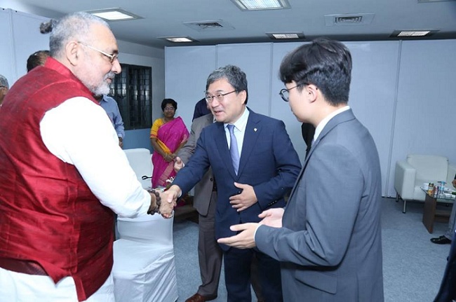 Hon'ble Minister, Ministry of Micro, Small and Medium Enterprises,Government of India Shri Giriraj Singh and Shri Ravindra Nath, CMD, NSIC welcoming Korean delegates to the inauguration of India - Korea Technology Exchange Centre and MOU Signing Ceremony.