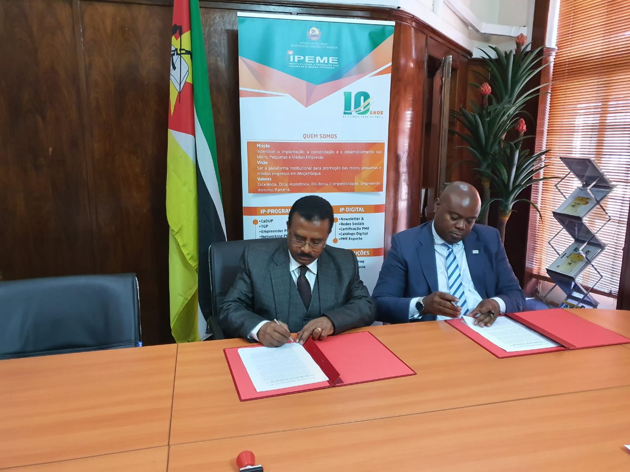 After a detailed wrap up meeting on the various activities of Incubator in Manica province minutes of meeting was signed between Sh. P. Udayakumar DPM(NSIC) and  DG IPEME ,Dr Clares Zimba on 22nd November 2019. 