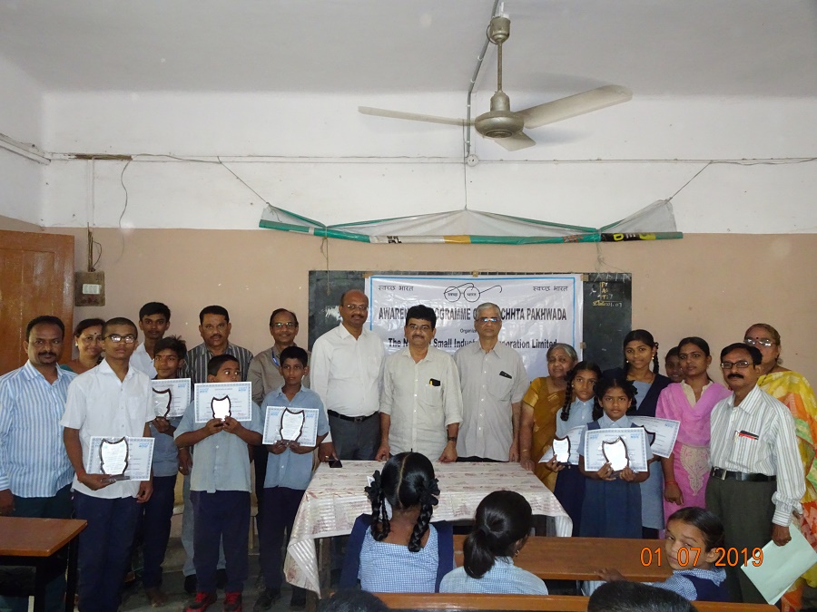Shri K.Srinivas, Zonal Head, Zonal Office: Hyderabad distributed prizes on 01.07.2019 for the winners of the Drawing & Essay Competition held at Karmika Vidya Kendram High School, Azamabad, Hyderabad conducted on 20.06.2019, on the occasion of Swachhta Pakhwada from 16-30 June’19 . 