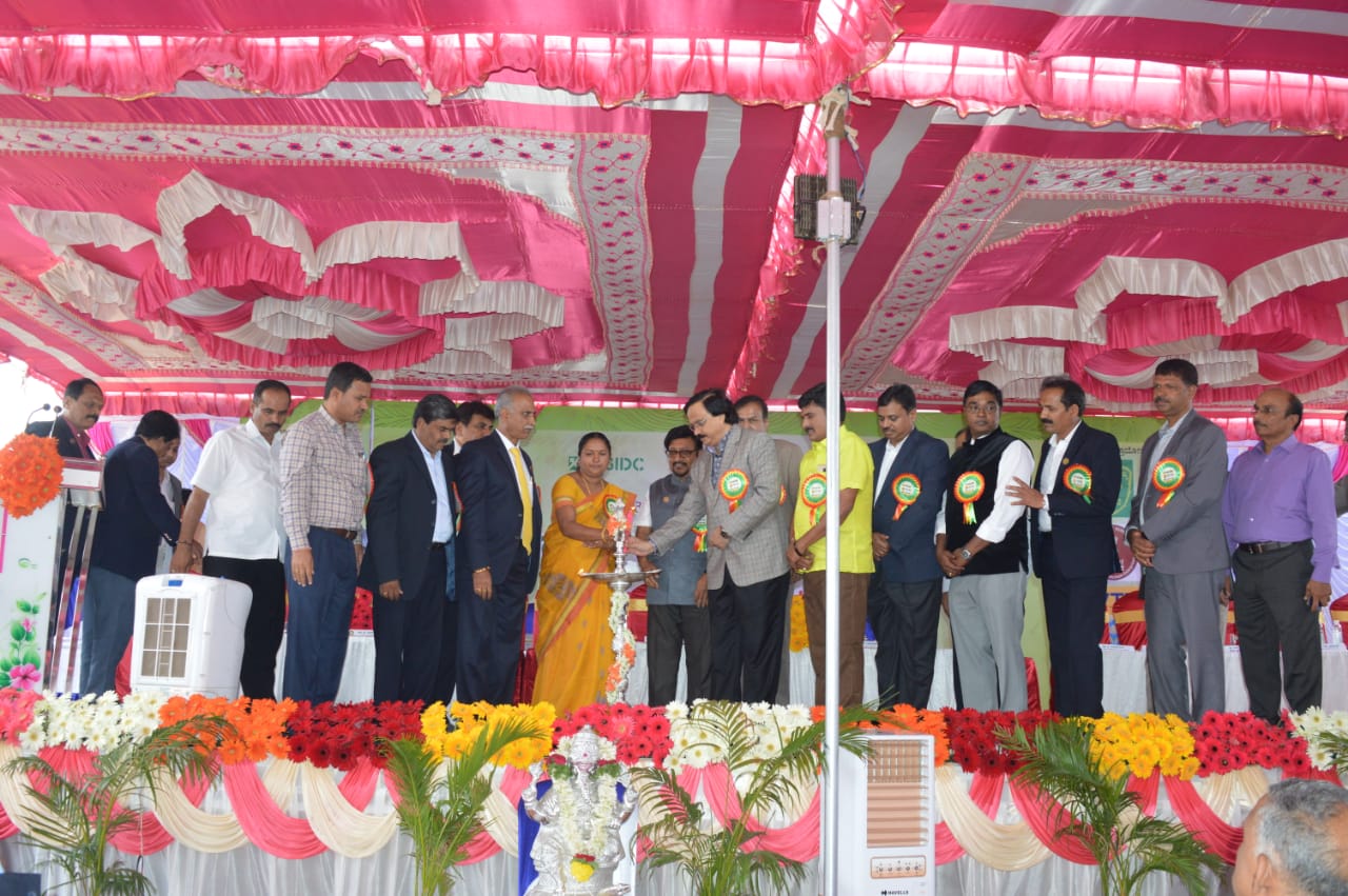Karnataka Small Scale Industries Association (KASSIA) organized SOUTH INDIA AGRO EXPO 2019 Exhibition at Tumkur from 19th to 21st July 2019.  NSIC-NSSHO, Bangalore has extended stall subsidy for 17 SC-ST units for the said exhibition.  Exhibition was inaugurated by Shri.H.P.Prakash, IAS, Director & Managing Director of Karnataka State Small Industries Development Corporation (KSSIDC), Bangalore, Smt.Lalitha Ravish, Mayor of Tumkur City Municipal Corporation along with Shri.R.Raju, President, KASSIA, Shri.P.Ravi Kumar, CGM, NSIC, Bangalore and other office bearers of KASSIA.
