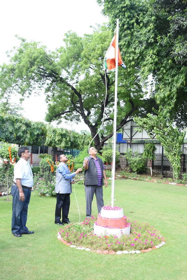 Celebrating 73rd Independence Day of the country, Shri P.Udayakumar, Director(P&M),NSIC unfurled the National Flag at Corporate office of the National Small Industries Corporation Ltd ,which was synchronized with the singing of National Anthem . Speaking on the occasion, Director (P&M),NSIC stated that lets us cherish our independence with a feeling of gratitude for the sacrifices made and a sense of responsibility.  He said that in order to keep pace with change in times and meet external business challenges  new strategic business units are being created  in NSIC , which require cohesive support  , energy and commitment     of all employees of the corporation to ensure that NSIC grows into more  dynamic and agile organization .The  time has now come for NSICians to work as a Team and rise to the occasion with vigour and determination so as to reach best ever performance during 2019-20. 