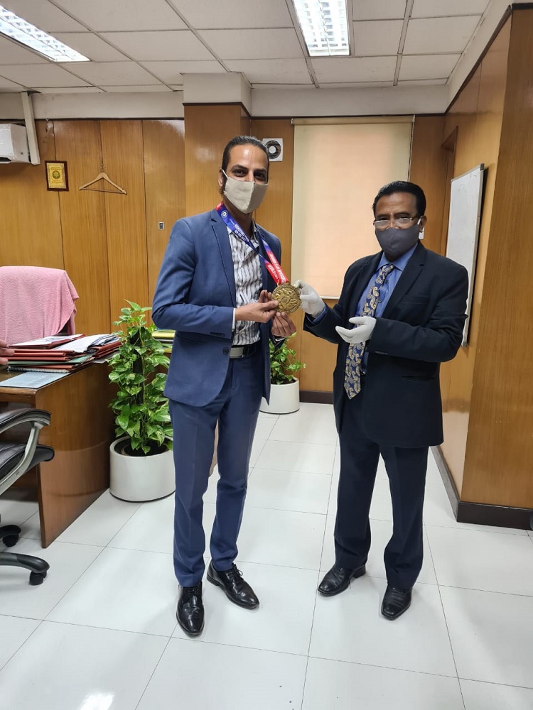 Shri Masood Ahmad, Manager (EMC), NSIC created a World Record on 22nd November, 2020 by completing a 100 Kms. Lap in 20 Hrs and won the title of “World Record Ultra Run of 100 kms for International book of world record” organized by Indian Flag Runner. Shri P. Udayakumar, Director (P&M), NSIC congratulated him on creating a World Record, speaking on the occasion he stated that playing sports keeps employees more energetic, motivated and happy and all employees must adopt on sport in their daily life to keep fit and healthy. The competition was held at NMAK, Pataudi Sports Complex, Jamia Millia Islamia University, New Delhi. 