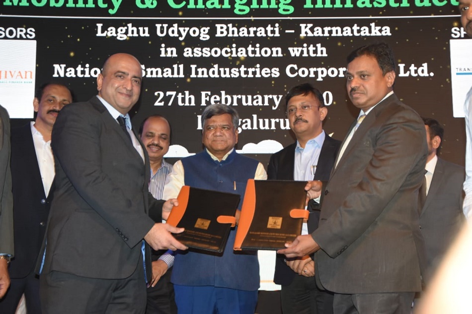 NSIC, South-1 , entered into MOU with MRPL for supply  of Bitumen to MSMEs through NSIC. Shri.P.Ravikumar, CGM,South-1 NSIC ,exchanging MOU with Shri  D.N.Soral CGM, MRPL at Bangalore in the Presence of Mr.Jagdish Shettar, Honorable Minister for Large and Medium Industries, Government of Karnataka,Mr. Gaurav Gupta , IAS, Principal Secretary, Commerce and Industry,GoK, Mr.Srikanta Dutta, President, LUB,  senior officials from MRPL and other dignitaries.