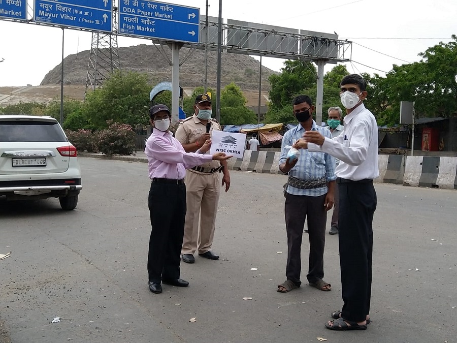 NTSC Okhla has distributed Personal Protection Equipment (PPE) kits (Mask, Sanitizers & Gloves) to construction workers, rikshaw pullers, shelter homes and  needy people of nearby areas of Ghazipur to break the chain of COVID-19 Infection. This NSIC initiative under CSR was taken by Shri O P Singh, Centre Head, NTSC (Okhla) in association with Delhi Police- Ghazipur Police Station, Delhi-110096. 