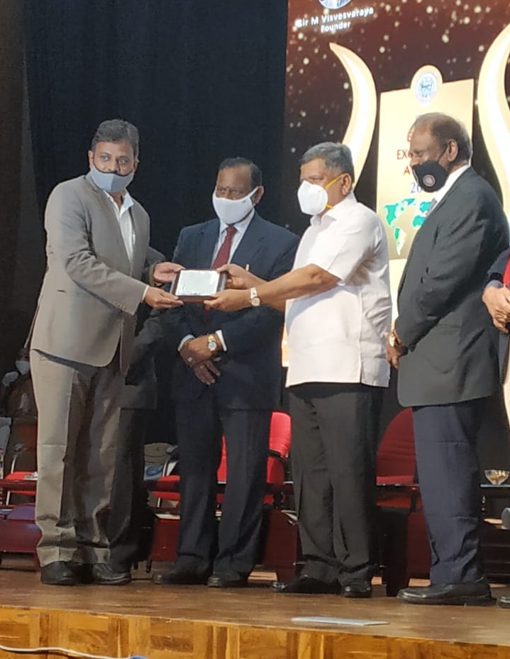 Shri P. Ravikumar CGM, South I, felicitated by Shri. Jagadish Shettar, Hon''ble Minister for Large & Medium Industries, Government of Karnataka, Mr.C.R.Janardana, President and Shri.Perical Sundar ,President Elect,  as jury for Export Excellence Awards 15th Edition being awarded by FKCCI, at Bangalore.