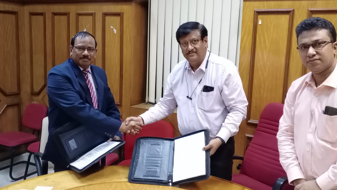 NSIC (Kolkata) signs MoU with HPCL Regional Office (East) on 23rd February, 2021 for distribution of bitumen and allied products in the state of West Bengal under NSIC Raw Material Distribution Scheme. The MoU was signed in the presence of  Shri Suresh Karmali, ZCGM (East-1&2), NSIC and Shri Subir Kr. Somadder, DGM, I & C Region, HPCL and Shri B. K Mitra, Branch Head, NSIC. The MoU will also enable NSIC to offer benefits of other NSIC scheme to MSMEs involved in road construction business.