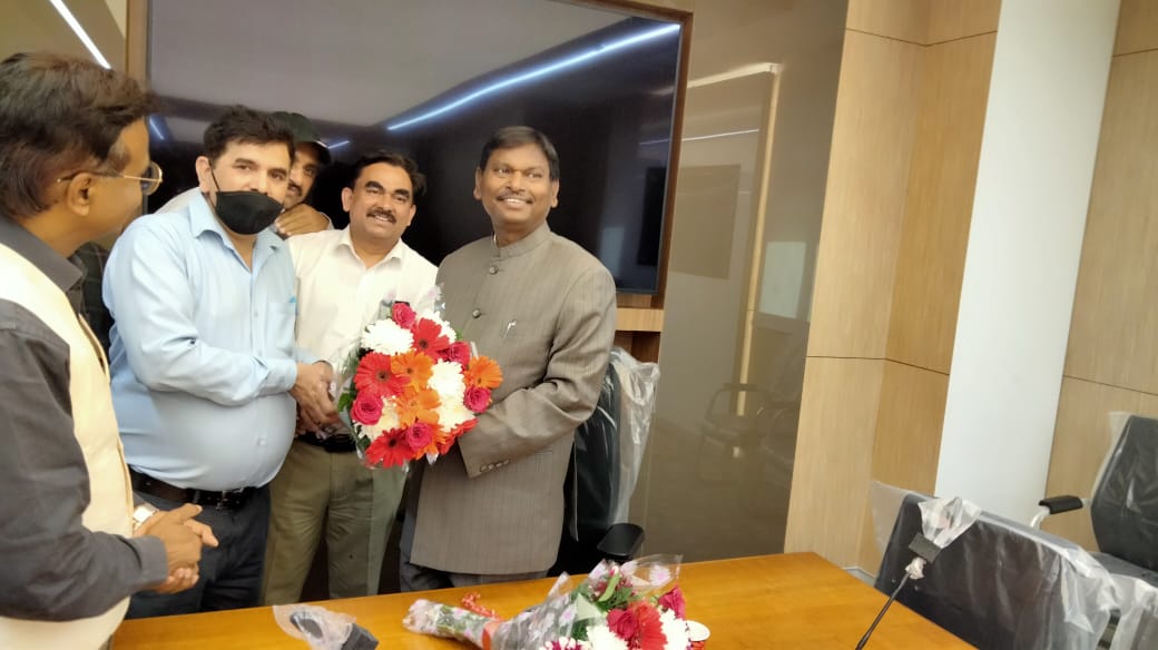 Hon’ble Shri Arjun Munda, Minister of Tribal Affairs visited the  TRIFED Corporate Office at NSIC Business Park on 09th March, 2021. He was also welcomed by Shri Bhupinder Arya, Chief Manager, NSIC, Buisness Park , Shri A.R Siddiqui, Chief Manager, NSIC and Shri P.K. Choudhary, Manager, NSIC.