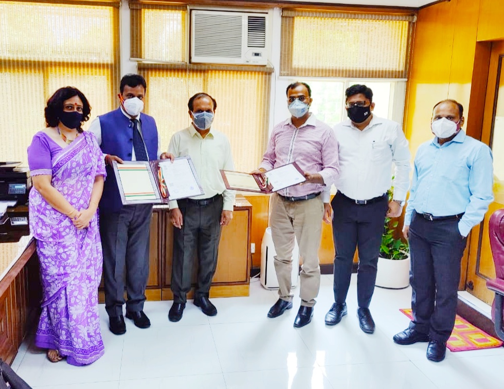 NSIC has renewed its MOU with Kotak Mahindra Bank on 22nd June, 2021 under Bank Tie up Scheme, marking it as a beginning of its second innings under tie up arrangement with banks to help MSMEs with credit facility. The renewal of MOU has been a sustained joint endeavour by NSIC and Bank both to handhold the MSMEs in meeting their credit needs .The agreement was signed by Sh. P.R Kumar, CGM, NSIC and Sh. Akhil Jain, Senior Vice President, Kotak Mahindra Bank in the presence of Sh. G. Dixit, Director (Finance). Also present on this occasion Ms. Himani Shali, Chief Manager (Bank Tie Up) from NSIC and Sh. Lalit Kumar, Associate Vice President, Kotak Mahindra Bank.