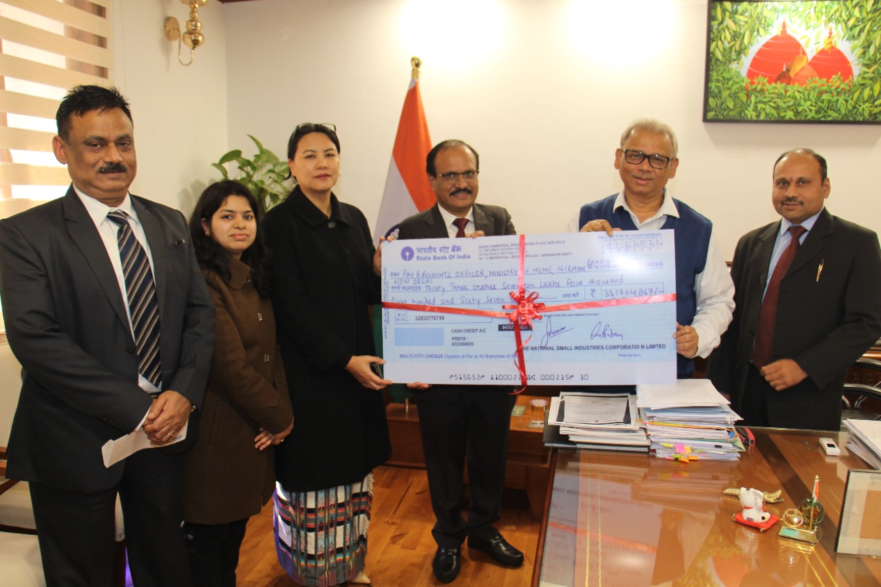 Shri Gaurang Dixit, CMD,NSIC presented dividend cheque  of Rs. 33.17 crore for the year 2021-22 to Shri. B. B. wain, Secretary, Ministry of Micro, Small and Medium Enterprise today. Also present on this occasion were  Ms. Mercy Epao, Joint Secretary, MSME, Shri Manoj Lal, Chief General Manager, NSIC, Ms. Nishtha Goyal, Company Secretary, NSIC, Shri V. Raghunath, Chief Manager, NSIC.

