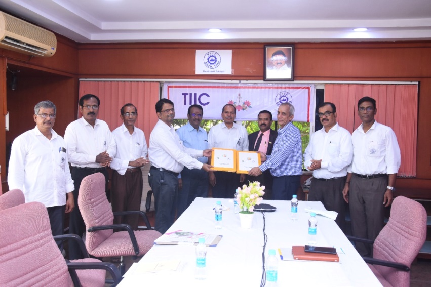 National Small Industries Corporation( NSIC) and Tamilnadu Industrial Investment (TIIC), Tamilnadu signed MoU on 31-03-2022 in Chennai  to cooperate for support mechanisms for MSMEs in the State of Tamilnadu for the  Defence corridor proposal in facilitating Raw materials, Finances ,e commerce and other areas. The MoU was signed by Mr Rajaraman ,Zonal GM,NSIC and Mr Kirubhakaran ,GM TIIC in the presence of Mr Hans Raj Verma ,IAS ,CMD TIIC and P.Udayakumar, Director(Planning and Marketing),NSIC, Delhi.