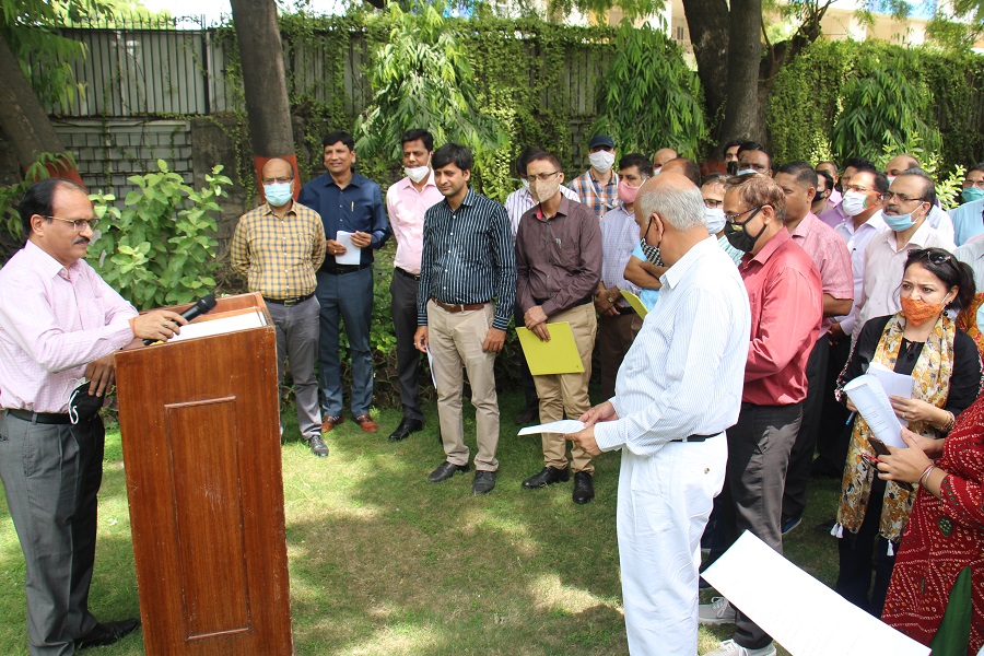 Shri Gaurang Dixit, Director (Finance),NSIC administered World Blood Donor Day pledge on 14th June, 2022 along with NSIC employees following prevailing  COVID -19 protocol guidelines. Speaking on the occasion, he stated that all employees must value Human life and create awareness amongst their family members, friends, colleagues about the importance of Voluntary Blood Donation. 