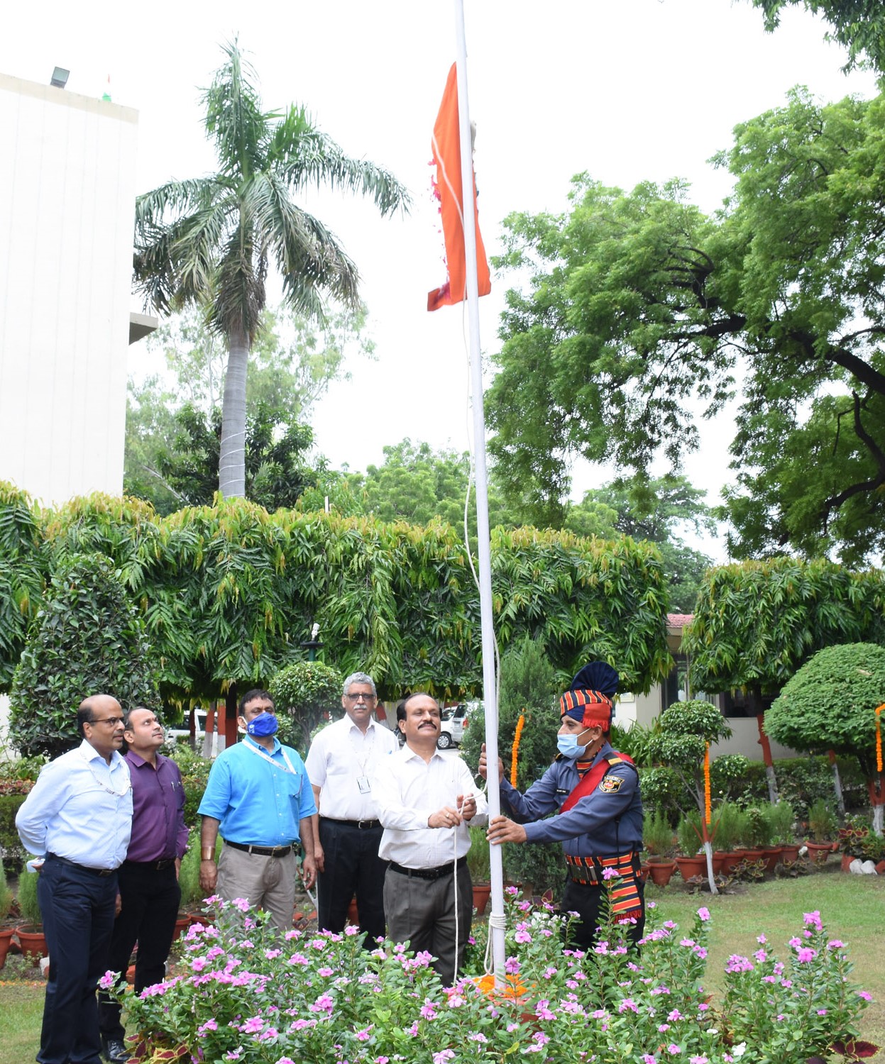 NSIC joined the Nation in celebrating the 76th Independence Day.  Shri Gaurang Dixit, CMD, NSIC hoisted the National Flag and paid rich tributes to the freedom fighters and  soldiers. Speaking on the occasion, he urged upon all NSIC employees to give their best performance during 2022-23 and work hard  for the growth of NSIC. He is also reiterated NSIC commitment to strive for realizing Honorable Prime Minister dream of Atma Nirbhar Bharat.