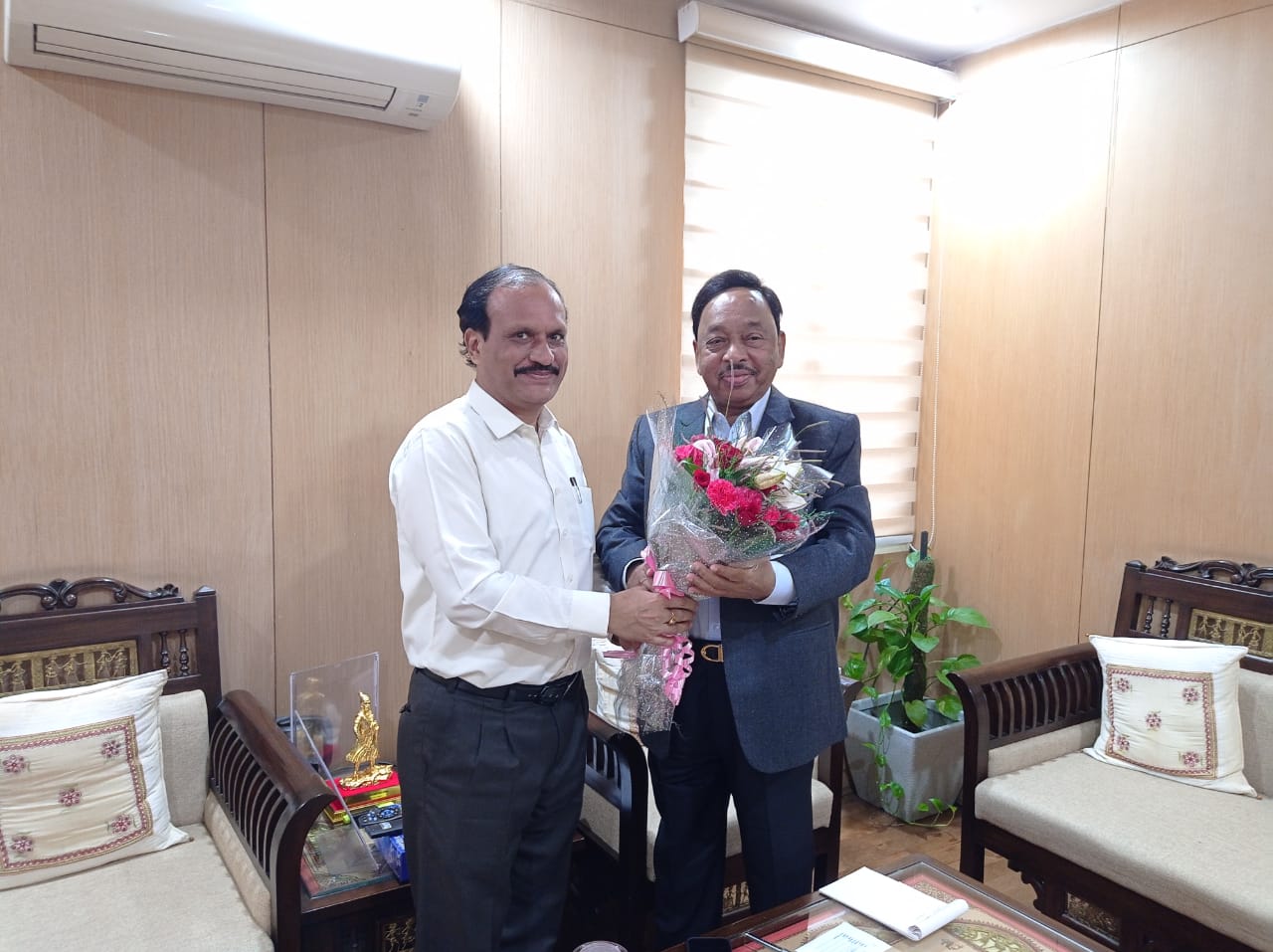 Shri Gaurang Dixit, Director(Finance) on assuming the additional charge of CMD,NSIC, met Shri Narayan Tatu Rane, Honorable Cabinet Minister for MSME on 16.08.2022