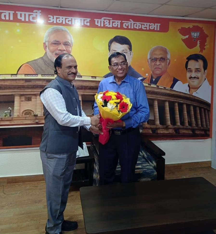 Shri Gaurang Dixit, Director (Finance) on assuming the additional charge of CMD, NSIC, met  Dr. (Prof.) Kirit Premjibhai Solanki, Hon’ble Chairman, Parliament Committee on Welfare of Scheduled Castes and Scheduled Tribes. 