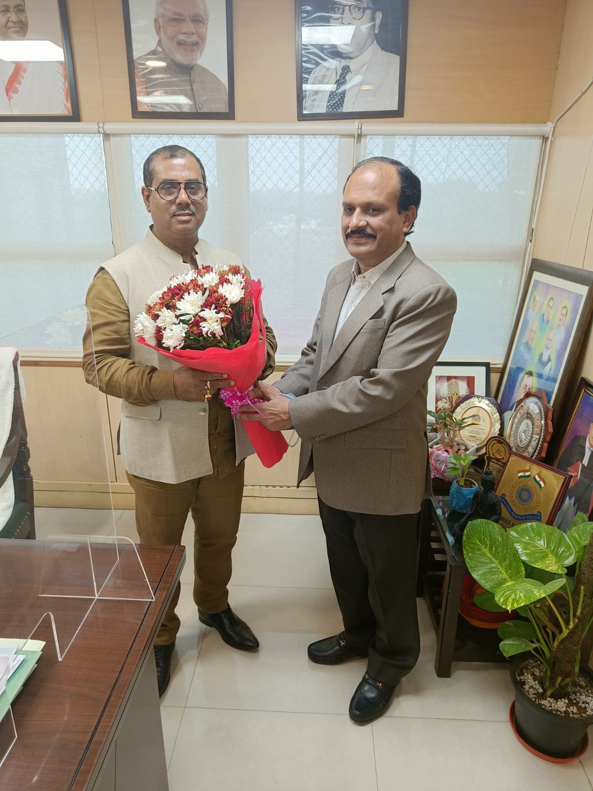 Shri Gaurang Dixit, Director (Finance) on assuming the additional charge of CMD, NSIC, met Shri Arun Halder, Hon’ble Vice-Chairman, National Commission for Scheduled Castes.