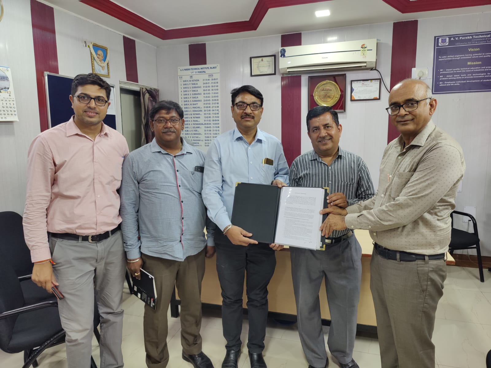 NSIC-TSC (Rajkot) has entered into a MOU with A. V. PAREKH TECHNICAL INSTITUTE, Rajkot on 25th May, 2023 to perform collaborative support for the start-ups & to promote  startup culture in Saurashtra-Kutch region. In this regard NSIC-TSC will organise campaigns, workshops in industrial clusters to create awareness about NSIC offerings for the MSME sector. The MoU was signed by Shri U.K.Kohli, GM, NTSC, Rajkot, Shri Dr. P P Kotak, Principle, AVPTI, Rajkot in the presence of Shri D D Vagadia , Professor Rajkot & NTSC (Rajkot) Team.