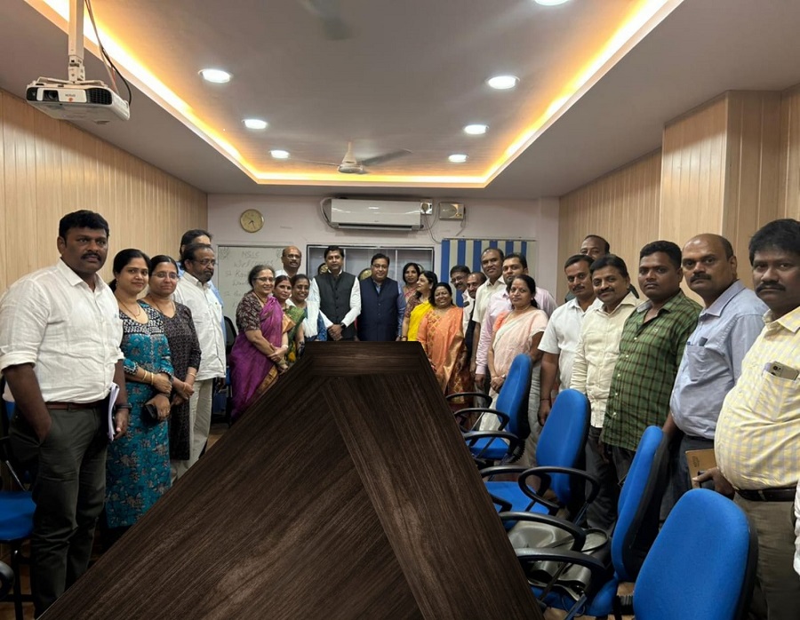 Sh. Kartikeya Sinha, Director (Planning & Marketing ) and Sh. Gaurav Gulati, Director ( Fin.) during their recent visit to Hyderabad on 08-09 June 2023 interacted with Industry Stakeholders, wherein members from leading Industrial Associations viz., Confederation of Women Entrepreneurs – India (COWE-INDIA), Association of Lady Entrepreneurs of India, The Federation of Telangana Chambers of Commerce and Industry (FTCCI), Builders Association of India, Laghu Udyog Bharati, Jeedimetla Industries Association, Balanagar Micro & Small Industries Association were present. During the discussion, they highlighted various initiatives of NSIC for the growth of MSME sector. The Members of the Associations applauded the various schemes of NSIC in scaling up the MSME Sector in Telangana Region.  After the program the Director(s) also reviewed the performance of the Zone (South 2),NSIC and motivated them to give their Best performance during the year 2023-24.Shri K. Srinivas, Zonal Head (Telangana & Andhra Pradesh) and his team were present on this occasion.