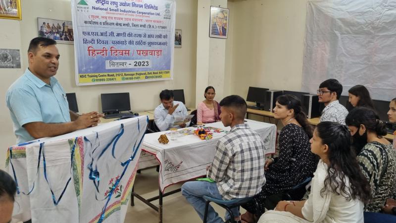 14 सितम्बर, वीरवार को हिमाचल प्रदेश के मंडी स्थित राष्ट्रीय लघु उद्योग निगम के प्रशिक्षण संस्थान में हिंदी दिवस के अंतर्गत प्रशिक्षुओं द्वारा हिंदी भाषा के प्रति जागरूक करने के संकल्पों के साथ विविध कार्यक्रमों का आयोजन किया गया। इस अवसर पर प्रबंधक एनएसआईसी मण्डी लोकेश भाटिया ने प्रशिक्षुओं को संबोधित करते हुए कहा कि हिन्दी भाषा की जड़ें बहुत गहरी हैं और जो भाव व समान हिन्दी भाषा के शब्दों के उपयोग में मिलता हैं वो अन्य किसी भाषा में नहीं।