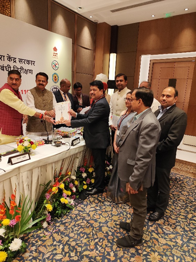 माननीय संसदीय राजभाषा समिति  की तीसरी उप समिति द्वारा निगम के मुख्य कार्यालय के राजभाषा कार्यान्वयन एवं प्रगति का निरीक्षण किया गया । निरीक्षण 21.11.2024 को  संसदीय राजभाषा समिति के उपाध्यक्ष श्री भर्तृहरि महताब, माननीय सांसद  तथा समिति के सह-संयोजक श्री सतीश कुमार गौतम, माननीय सांसद एवं अन्य सदस्यों की उपस्थिति में आयोजित हुआ, जिसमे निगम के अध्यक्ष एवं प्रबंध निदेशक डॉ. शुभ्रांशु शेखर आचार्य एवं निगम के अन्य वरिष्ठ अधिकारियों ने भी भाग  लिया। एमएसएमई मंत्रालय की ओर से  सयुंक्त सचिव (राजभाषा) श्रीमती काजल जैन एवं उनके सहयोगी अधिकारी भी निरीक्षण के दौरान उपस्थित रहे।

 

संसदीय राजभाषा समिति की तीसरी उप-समिति ने निगम की राजभाषा कार्यान्वयन की प्रगति की समीक्षा करते हुए संतोष व्यक्त किया।  अंत में सफल निरीक्षण के  लिए निगम को समिति के उपाध्यक्ष द्वारा प्रमाणपत्र प्रदान की गई ।