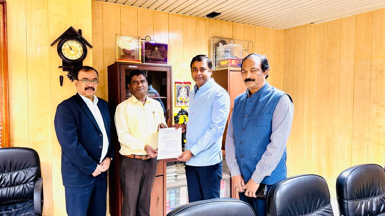 In alignment with the vision of Hon’ble Minister of State for MSME, Labour & Employment, Sushri Shobha Karandlaje, to foster skill development and technical empowerment among youths, the NSIC has taken a significant step forward. Following an in-depth discussion, Shri Kartikeya Sinha, Director (P&M), NSIC, received the formal Land Allotment Letter from Captain Dr. K. Rajendra, IAS, Managing Director of Karnataka State Small Industries Corporation Ltd. in his office on 07/11/2024. The newly allocated land will facilitate the establishment of a Center of Excellence for Tool Room, Common Facility, and Training aimed at equipping the youths and small industrial units of from Bengaluru’s surrounding districts with industry-relevant technical skills.