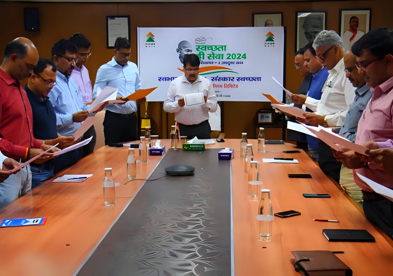 Dr. S. S. Acharya, Chairman and Managing Director, NSIC, administered the Swachhta Pledge to employees on 17th September, 2024 at the NSIC Corporate Office in New Delhi. On this occasion, Shri Kartikeya Sinha, Director (Planning & Marketing), along with other senior officials, were also present.