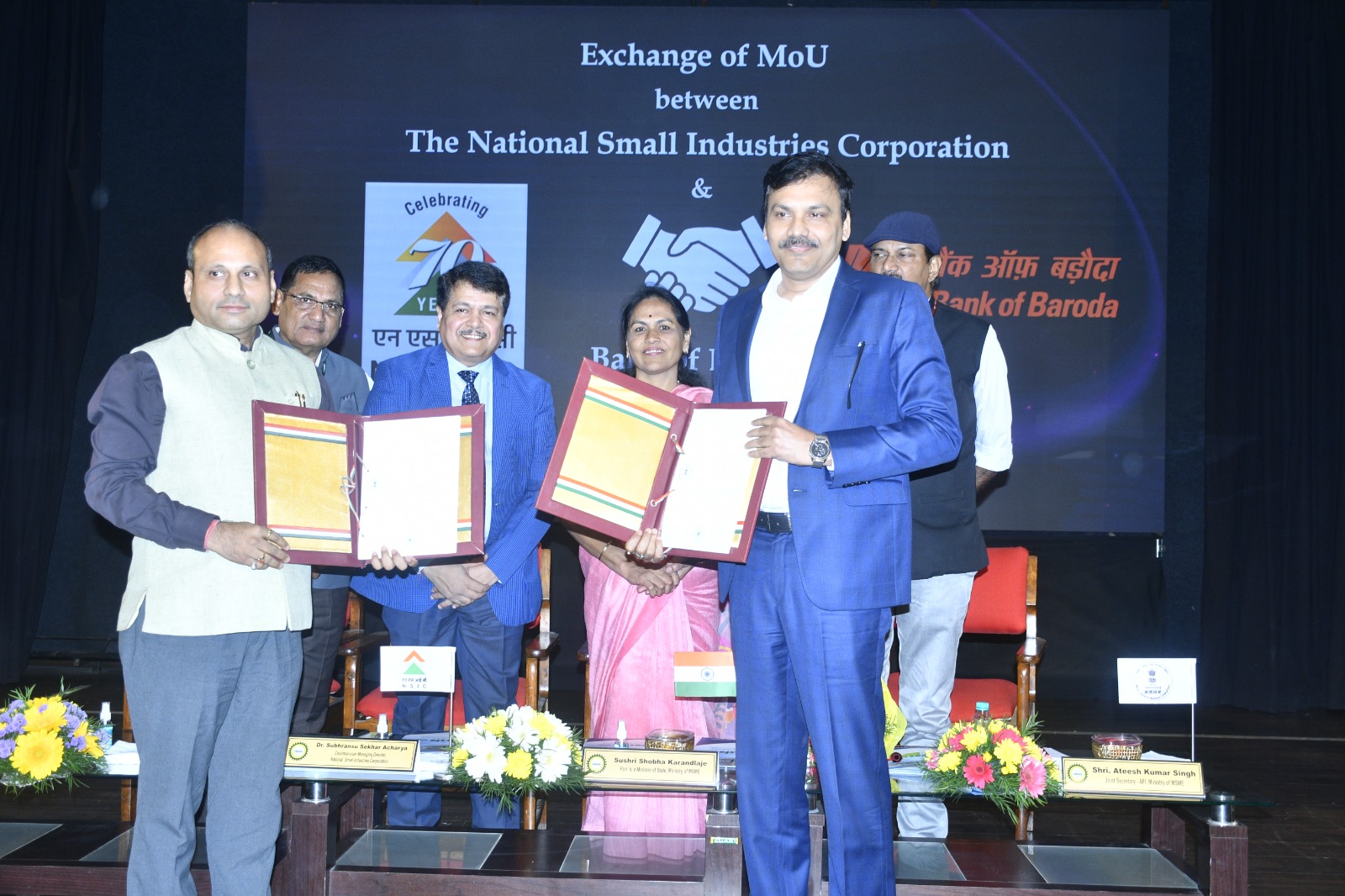 Towards facilitating availability, accessibility & affordability of credit to MSMEs, National Small Industries Corporation (NSIC) entered into Memoranda of Understanding (MOU) with Bank of Baroda on 10th October, 2025 at MSME Conclave held at Bengaluru under its MSME Credit facilitation program.
The Occasion witnessed august presence of Sushri Shobha Karandlaje, Hon’ble Minister of State for MSME, Govt of India. The MoU was exchanged between Shri V Raghunath, Dy. General Manager (Finance), NSIC and Shri Dhrubashish Bhattacharya General Manager (MSME &Co-Lending) in the presence of Dr. S. S. Acharya, CMD, NSIC, Ateesh Kumar Singh, Joint Secretary, Ministry of MSME and senior official from KASSIA.
