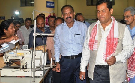 Union Minister of State (Independent Charge), Entrepreneurship & Skill Development, Sports and Youth Affairs, Sri Sarbananda Sonowal has visited
NSIC Incubation Centre at Guwahati on 22nd June,2014. He has been apprised the
activities of NSIC specially in the North Eastern part of India by C.G.M.
Sri J.K.Mahanta.