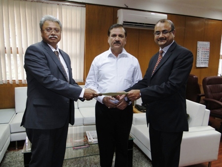 To promote Credit facilitation  for sustainable development of MSMEs,the
DCB Bank signed an MoU with CRISIL in the presence of
Dr.H.P.Kumar,CMD,NSIC. The MoU not only  aims at facilitating credit for
MSMEs but also encourages  them for Rating  under Performance and Credit
Rating Scheme .The MOU being exchanged between Shri Sachin Nigam,President
& Business Head (Ratings),CRISIL and Shri Abhijit Bose, Group Sr-VP,DCB
Bank Ltd.