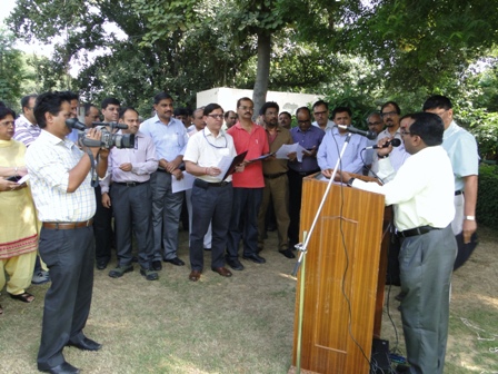 NSIC organized a nationwide campaign beginning from 25th Sept.2014 at all the NSIC offices across the country.  Sh. P Udayakumar, Director (Planning & Marketing) administered a "Swachhta Shapath" (Pledge) to the employees on 2nd October 2014 at the Head Office. Speaking on the occasion, Shri P.Udayakumar, Director (Planning & Marketing), NSIC stated that each one of us knows about the importance of cleanliness and Hygienic work environment which can improve the productivity considerably.He further requested that such full effort must be put by employees & their family members to involve participation of all sections of the society to bring about mass awareness and lasting behavioral change to achieve this goal and make this campaign a great success.  The similar types of programme were organized and pledge was administered in all field offices of NSIC.