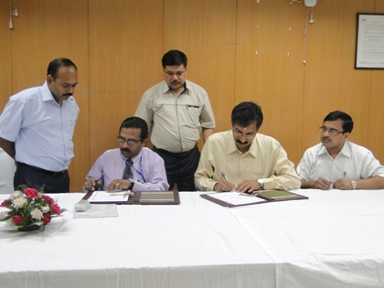 National Small Industries Corporation signs a Memorandum of Understanding
(MoU) with HMT (International) Limited on 9th June, 2011 in the presence of
Shri P. Udayakumar, Director (Planning & Marketing), NSIC and Shri S. Girish
Kumar, Managing Director, HMT(I).