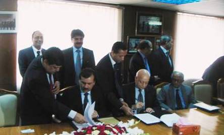 The mutual cooperation agreement between National Small Industries Corporation (NSIC), India and Industrial and Infrastructure Development Finance Company Limited (IIDFC), Bangladesh has been renewed for further three years at a function at IIDFC Office in Dhaka, Bangladesh on 24 March 2013.Chairman cum Managing Director of NSIC Dr. H.P. Kumar and Chairman of IIDFC Mr. Matiul Islam signed the renewal agreement on behalf of their respective sides.The agreement is intended to learn and share best practices in SME sector both in India and Bangladesh.  These include facilitating sustainable business alliances between enterprises in India and Bangladesh, Transfer of Technology and holding Exhibitions and fostering Enterprise to Enterprise Cooperation through exchange of delegations.  Such share of knowledge and experience will help establishing direct linkage of SME entrepreneurs of both the countries which will ultimately boost total trade and commerce. Shri R. Masakui, First Secretary of High Commission of India, Shri S. Muhnot, Managing Director of Small Industries Development Bank of India (SIDBI), Shri Rajiv Chawla, Chairman of Integrated Association of Micro Small and Medium Enterprises of India (IamSME of India), Shri Pralay Dey, General Manager (Tech.) of NSIC, Shri M Syeduzzaman, Vice Chairman of IIDFC, Md. Asaduzzaman Khan, Managing Director of IIDFC, Md. Khalilur Rahman, Assistant Director of IIDFC, Md. Russel Shahrior, SVP & Head of SME Finance of IIDFC and Shri Nessar Maksud Khan, Sr. Vice  President of Dhaka Chamber of Commerce and Industries were among other, present on the occasion.