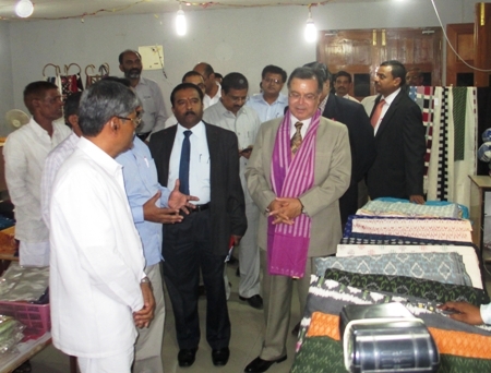 NSIC participated in “IKAT ART MELA” (Hyderabad) organised by M/s.
Pochampally Handloom Park  Ltd. Shri Ravindra Nath,
CMD, NSIC  along with  Shri P. Udaykumar, Director (P&M) visited the “IKAT ART MELA”.   CMD NSIC encouraged  all participating weavers units  to avail
the benefits of NSIC  B 2 C Portal for global marketing  of their product.