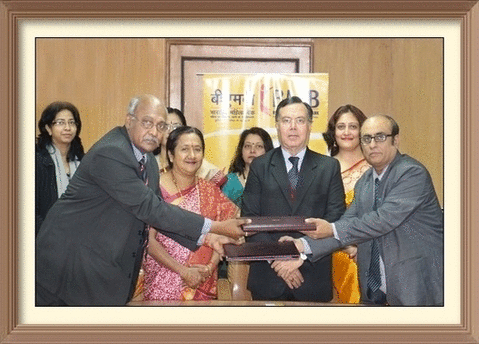 NSIC enters into a Memorandum of Understanding (MOU) with Bharatiya Mahila Bank (BMB) for facilitating credit to MSMEs. The MOU was signed on 21st December 2015 making it a 32nd bank to enter into NSIC’s unique arrangement with banks under its Bank Tie-Up Scheme. This alliance has further strengthened NSIC’s sustained endeavors towards catering to the financing needs of MSMEs particularly giving boost to women entrepreneurs. The MOU has been signed by Shri Rajan Trehan General Manager (Finance) of NSIC and Shri Ajit Kumar General Manager (BMB) in the presence of Shri Ravindra Nath,CMD (NSIC) and Smt. Swathi S.M, ED(BMB).