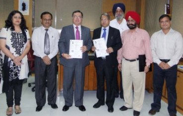 NSIC has entered into MOU agreement with Punjab and Sind Bank on 23.10.2012 to bolster  its endeavour towards catering to the financial needs of MSMEs in the country. NSIC’s unique alliance with Punjab and Sind Bank will help in nurturing the Micro and Small Scale Industries to build their financial strength and sustain in the global markets. The MOU was signed by Sh. Ravindra Nath Director (Finance) of NSIC and Sh.Vijay Srivastav (General Manager) of Punjab and Sind Bank. 