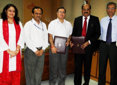 In a yet another strategic move NSIC has signed MOU with Vijaya Bank on 04.10.2011 making it 15th bank enlisted under its Bank Credit Facilitation Scheme.NSIC believes in strengthening its endeavour in serving the MSME Sector  by providing them with credit  flow through its unique and integrated  tie up arrangement with various commercial banks. The MOU has been signed by Sh. Ravindra Nath Director(Finance) of NSIC and Sh. H.N Shetty General Manager,Delhi Region of  Vijaya Bank.