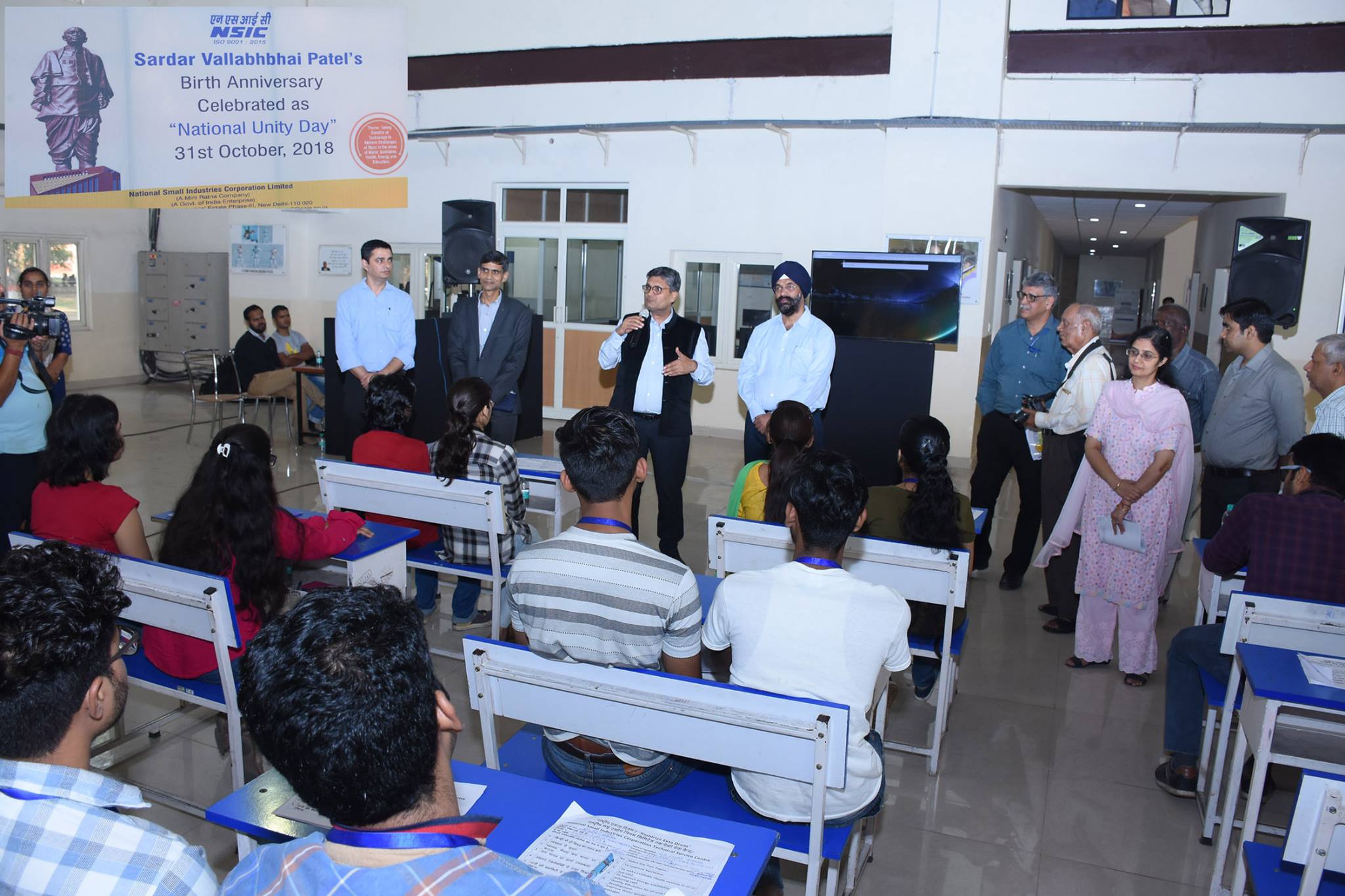 On the occasion of “Rashtriya Ekta Diwas“ Shri Sudhir Garg, CMD, The National Small Industries Corporation Ltd.-NSIC interacted with the students (ongoing / passed out) Trainees participating in the Essay/Quiz /Debate competition being held at NSIC-Technical Service Centres (Okhla) on the topic “ideas for taking benefits of Technology to address challenges for masses in rural areas” from the students. Speaking on the occasion, Shri Sudhir Garg, CMD, NSIC motivated the students to regularly enhance their skills and set up their own units and become entrepreneurs.