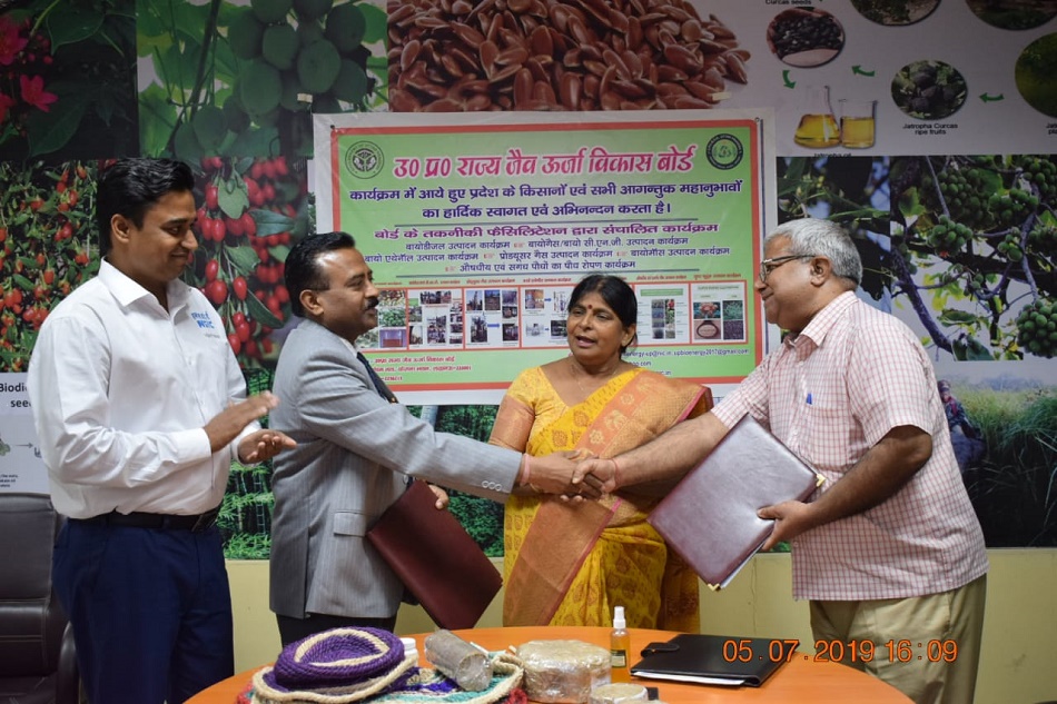 NSIC signed MOU with Sh. P.S. Ojha, Convener, UP State Bio Energy Development Board at Lucknow  on 05/07/19 to support Agri-Entrepreneurs in creating waste to wealth.Additional  Chief Secretary( Planning ) Sri Deepak Trivedi ji handed over the MOU to Director (P&M), NSIC Sri P. Udayakumar.  Other officer present were Vijay Prakash, ZGM(N-1) NSIC, finance controller of UPSBEDB, Govt of UP,   Dr Gomti Dwivedi Ji.