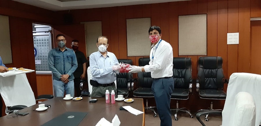Shri Devajyoti Hazarika, IAS, Commissioner, Guwahati Municipal corporation (GMC), Guwahati was handed over the Masks and Sanitizers for distribution by NSIC to join the fight against COVID-19. This NSIC initiative under CSR was taken by  Dr. Avinash Chaudhary, Zonal Head (North East Region), NSIC.