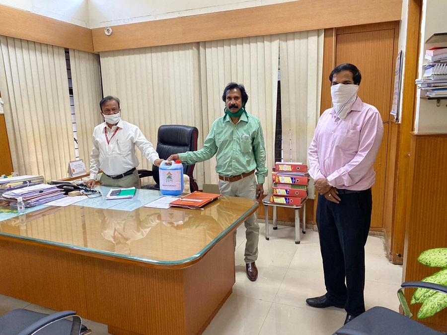 Shri. Ram Joshi, Addl. Municipal Commissioner(III), Nagpur Municipal Corporation was handed over the Masks and Sanitizers for distribution by NSIC to join the fight against COVID-19. This NSIC initiative under CSR was taken by Shri Ramdas M Tekam, SBM, BO-Nagpur along with Shri Devedra Bajpayee, DM(F&A).