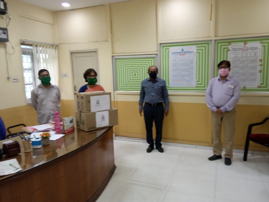 Dr Rozina Mondal, Medical Superintendent, ESI Hospital   Howrah, was handed over the face masks, hand gloves and sanitizers for distribution by NSIC to join the fight against COVID-19. This NSIC initiative under CSR was taken by  Shri Subodh Jaiswal, Centre Head, NTSC(Howrah) and Shri A Ashraf, Deputy Manager, NTSC (Howrah).