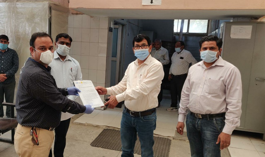 NSIC Gurugram office has distributed Personal Protection Equipment (PPE) kits (Mask, Sanitizers & Gloves) to Dr. J.S Phunia, CMO, Civil Hospital, Civil Lines, Gurugram to break the chain of COVID-19 Infection. This NSIC initiative under CSR was taken by Shri Dhirender Kumar, Branch Head, BO- Gurugram, NSIC. 