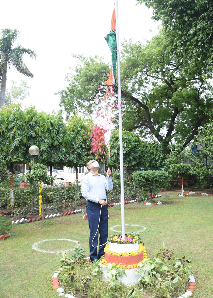 Shri Vijayendra, (IAS) ,CMD,NSIC unfurled the National Flag on India’s 74th Independence Day .Shri P.Udayakumar, Director (P&M), NSIC along with  Senior officials attended the flag hoisting ceremony at the Corporate Office, New Delhi .The program was organised keeping in view  the necessary guidelines issued by MHA for safety on Covid 19 epidemic.  Shri Vijayendra, (IAS) ,CMD,NSIC in his thoughtful speech on the occasion paid tribute and remembered all the freedom fighters as also the frontline warriors who relentlessly worked during the Covid-19 Pandemic. Further, to give more impetus to MSMEs growth, he added that  NSIC will shortly form a  SPV which will anchor Fund of Funds for MSMEs with a corpus “ Mother Fund “ of Rs.10000 crores to provide equity funding through Daughter funds (around Rs.40000 crores) to MSMEs having growth potential . 