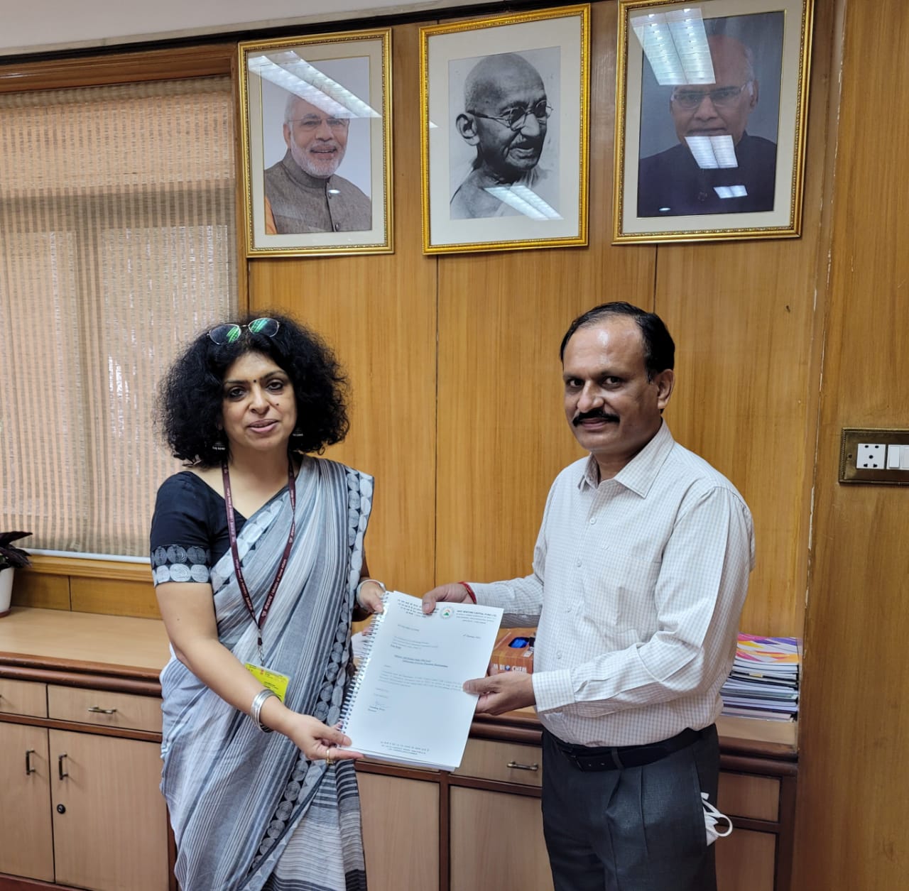 PPM of SRI Fund, the first scheme of NSIC Venture Capital Fund Limited (NVCFL) being handed over to Ms. Alka Arora, CMD, NSIC (Sponsors) by Shri Gaurang Dixit, Director, NVCFL on 06th September, 2021 at Corporate Office, NSIC, New Delhi.