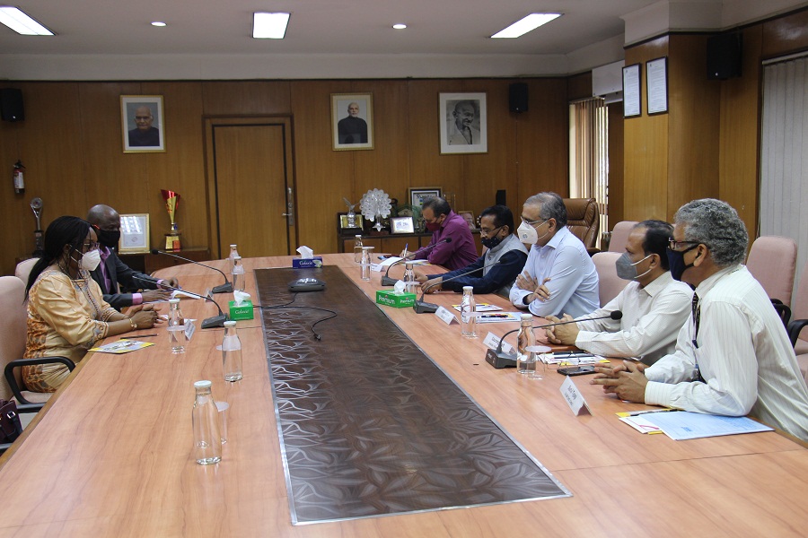 H.E. Madam ToureFatoumataBalde, Ambassador of the Republic of Guinea in India called upon Shri Vijayendra, CMD, NSIC to discuss opportunities of cooperation in the field of MSME. Sh. Vijayendra briefed her on the activities of NSIC in the field of MSME development and highlighted the cooperation opportunities between Republic of Guinea and NSIC. She was also taken around Rapid Incubation Centre and Advanced training Centre at NTSC, Okhla  and was given demonstration of NSIC’s facilities for creation of self-employment opportunities for unemployed and skill development in various MSE related trades and advanced fields. She appreciated the model of NSIC Incubation centre and informed that the model could be very useful for the people of Republic of Guinea. She showed keen interest to cooperate with NSIC for promoting MSEs in her country. Sh. P Udayakumar (Dir. P&M), Sh. G.Dixit (Dir.Fin), Sh. S.Tyagi, GM-SG(IC), and Sh. O.P. Singh, GM NTSC, Sh. Rajesh Kumar (GM-Tech.) were also present.