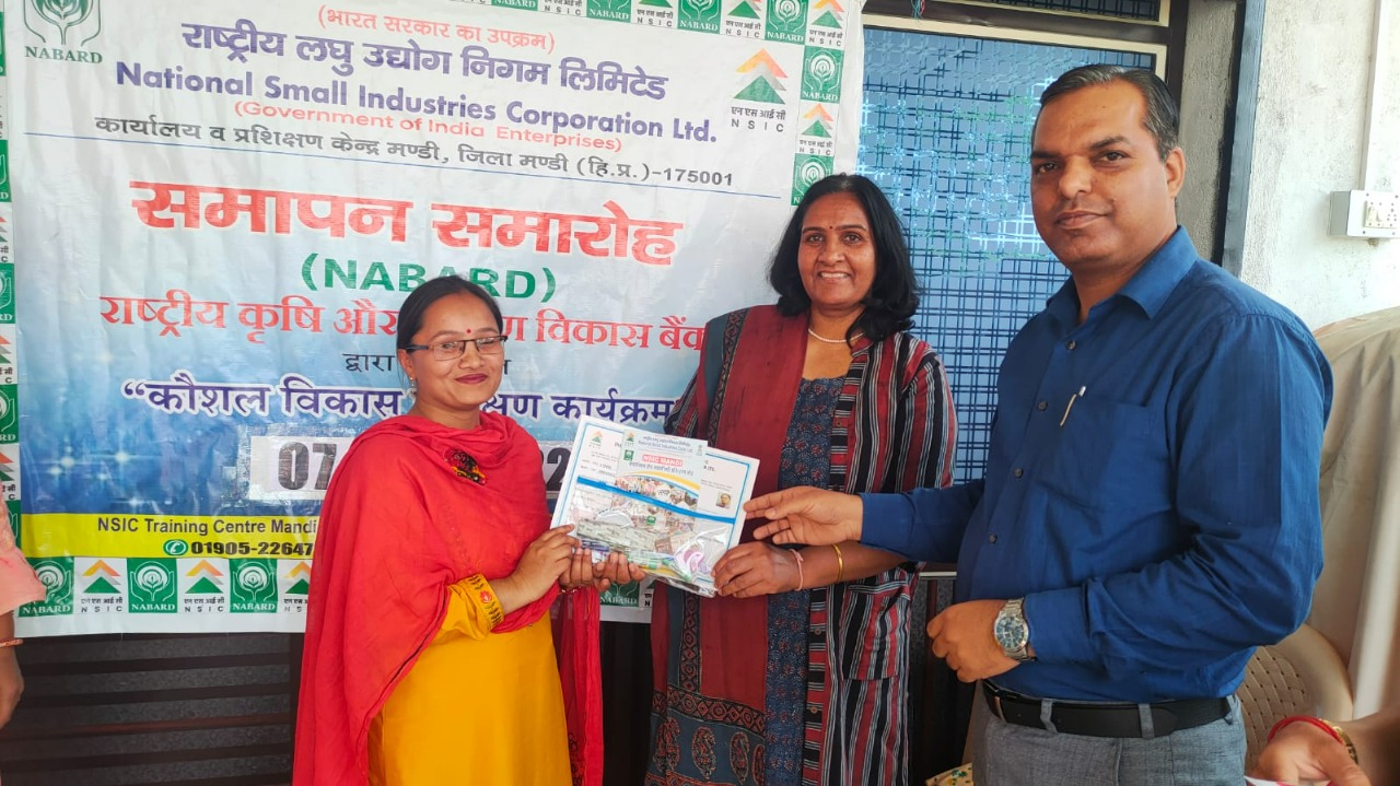 भारत सरकार के गैर कृषि क्षेत्र में ग्रामीण महिलाओं को स्वरोजगार प्रोत्साहित कौशल विकास योजना के अंतर्गत राष्ट्रीय लघु उद्योग निगम (एन.एस.आई.सी.) द्वारा नाबार्ड के सहयोग से रिगड़ व दियारगी गाँव में स्वंय सहायता समूहों की महिलाओं को 1-माह का का नि:शुल्क टेलरिंग व बैग बनाने का नि:शुल्क प्रशिक्षण दिया गया। प्रशिक्षण का समापन नाबार्ड जिला विकास प्रबन्धक डॉ सोहन प्रेमी द्वारा एन.एस.आई.सी. प्रबन्धक लोकेश भाटिया की उपस्थिति में हुआ। इन प्रशिक्षणों में एन.एस.आई.सी. द्वारा 25 - 25 महिलाओं को टेलरिंग व बैग बनाने का प्रशिक्षण दिया गया जिसमें महिलाओं ने विभिन्न प्रकार के वस्त्र व बैग बनाना सीखे। इन प्रशिक्षणों का लाभ उठाने वाली महिलाओं ने एन.एस.आई.सी व नाबार्ड द्वारा दिए गए प्रशिक्षण की प्रसंशा की और कहा कि उन्होंने प्रशिक्षण से बहुत कुछ सीखा और अपने हुनर को निखारा। कुछ महिलाओं ने बताया कि उन्होंने प्रशिक्षण के दौरान ही घर से व्यावसायिक काम शुरू कर दिया है जिससे उनका आत्मविश्वास बढ़ा है। मुख्यातिथि डॉ सोहन प्रेमी ने वहां प्रदर्शित, महिलाओं द्वारा प्रशिक्षण के दौरान बनाए वस्त्रों व बैगों को देखा व सराहा और स्वरोजगार अपनाकर स्वाबलंबी बनने को प्रेरित किया। एन.एस.आई.सी. प्रबन्धक लोकेश भाटिया ने सभी महिलाओं को लघु उद्योगों व स्वयं सहायता समूह सम्बंधित जानकारी दी तथा सरकार द्वारा स्वरोजगार के लिए चलाई जा रही विभिन्न योजनाओं से अवगत कराया। उन्होंने बेहतरीन प्रशिक्षण प्रदान करने के लिए एन.एस.आई.सी की भी  प्रशंसा की। इस दौरान एन.एस.आई.सी. के परियोजना समन्वयक विनय कुमार, ग्रामीण बैंक प्रबंधक नरेंद्र कुमार, प्रशिक्षक पुष्पा देवी, रिगड़ समूह एनिमेटर प्रशना शर्मा , दियारगी समूह एनिमेटर ब्रेसती देवी व अन्य मौजूद रहे।