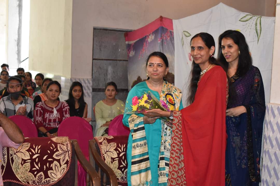 मण्डी के पुलघराट स्थित राष्ट्रीय लघु उद्योग निगम प्रशिक्षण केन्द्र में पारितोषिक वितरण समारोह का आयोजन 20.05.2022 हुआ जिसमें अतिरिक्त उपायुक्त मण्डी जतिन लाल ने बतौर मुख्य अतिथि शिरकत की। जतिन लाल ने प्रशिक्षण प्राप्त कर चुके उत्कृष्ट छात्रों को पुरस्कृत किया। उन्होंने इस अवसर पर आयोजित फैशन एंड क्राफ्ट प्रदर्शनी में एनएसआईसी के छात्रों द्वारा बनाये गए परिधानों व उत्पादों को सराहा व उन्हें स्वरोजगार स्थापित करने के लिए प्रोत्साहित किया। छात्रों को संबोधित करते हुए उन्होंने कहा की एनएसआईसी केन्द्र में दिए जा रहे प्रशिक्षण का स्तर बहुत ऊपर है और छात्र बहुत अच्छा काम कर रहे हैं और युवाओं को स्वरोजगार अपनाकर अपने उद्यम स्थापित कर औरों को भी काम देना चाहिए। 
इस अवसर पर एनएसआईसी केन्द्र प्रमुख लोकेश भाटिया ने अतिथियों को एनएसआईसी के क्रियाकलापों का व्योरा प्रस्तुत किया और सरकार द्वारा एनएसआईसी के मध्यम से चलाई जा रही योजनाओं से अवगत कराया। छात्रों द्वारा बनाए परिधानों को सराहा और अपना व्यवसाय स्थापित करने को प्रेरित किया। उन्होंने बताया की पिछले दस वर्षों में करीब सेकड़ों छात्र यहाँ से विभिन्न कोर्सों में प्रशिक्षण प्राप्त कर चुके हैं जिनमें लगभग 68 फीसदी सिर्फ महिलायें हैं और बताया की एन.एस.आई.सी. ने हाल ही में कई नए कोर्स शुरू किए हैं जिससे बेरोजगार युवाओं को काफी मदद मिलेगी और उनको नयी तरह की चीजें सीखने को मिलेंगी। लोकेश भाटिया ने बताया की एनएसआईसी मण्डी ऑफिस से लघु उद्योगों संबंधी कई योजनाओं जैसे लघु उद्योग पंजीकरण कच्चा माल सहायता] कच्चे माल के लिए ऋण व मार्केटिंग सपोर्ट इत्यादि की सेवाएँ भी लघु उद्योगों तक पहुचाई जा रही हैं। एनएसआईसी मण्डी में फैशन डिजाइनिंग] टैली सर्टिफाइड अकाउंटिंग] कंप्यूटर हार्डवेयर व सॉफ्टवेयर मशीनों पर स्वेटर बुनाई] कुशन मेकिंग] बैग डिजाइनिंग आदि जैसे प्रोफेशनल कोर्सों में प्रशिक्षण दिया जा रहा है। वल्लभ गवर्नमेंट कॉलेज की सह-प्रोफेसर पूनम शर्मा] आईटीआई इंस्ट्रक्टर रंजीता ठकराल] छाया अत्री अन्य गणमान्य अथियों के रूप में उपस्थित रहे। कार्यक्रम में छात्रों ने अपने बनाए परिधानों को फैशन शो के माध्यम से अतिथियों को दिखाया।